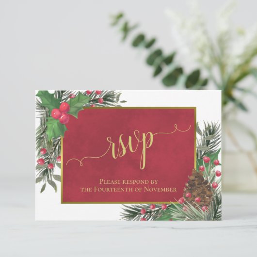 Rustic Holly & Pine Holiday of Kerstbruiloft RSVP Kaartje (Staand voorkant)