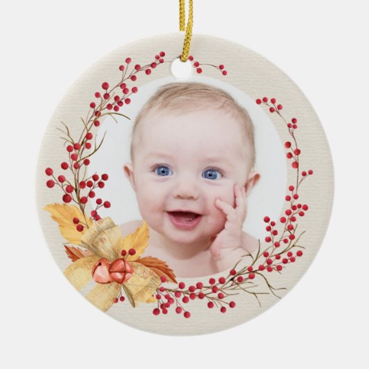 Rustic Holly Wreath Photo Baby's eerste Kerstmis Keramisch Ornament (Voorkant)