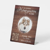 Rustic Honeymoon Fund Custom Dog Photo Pet Wedding Reclamebord Met Voetstuk (Voorkant)