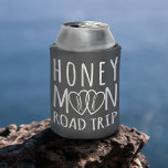 Rustic Honeymoon Road Trip Heart Koelbox Blikjeskoeler<br><div class="desc">Pop je initialen in het verweven hart,  pak het in je bagage en rijd weg in de zonsondergang met je geliefde reis op je avontuur van de reis op de weg van Honeymoon.</div>