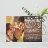 Rustic Hout 2 Foto Slingerlichten Script Bruiloft Kaart (Staand voorkant)