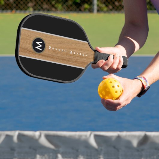 Rustic Hout Bruine Streep op Zwarte Monogram Pickleball Paddle (Insitu)