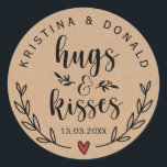 Rustic Hugs & Kisses Wedding | Vrijgezellenfeest k Ronde Sticker<br><div class="desc">Rustic Hugs & Kisses Wedding | VRIJGEZELLENFEEST . Voeg een leuke kleur en unieke stijl toe aan je bruiloft of vrijgezellenfeest. Een vrijgezellenfeest-gunsttas is een geweldige aanvulling op partijplanning. Deze unieke tassen zullen gemakkelijk als geschenk worden gebruikt en kunnen als een mooie decoratie dienen op je trouwreceptie of vrijgezellenfeest. Het...</div>