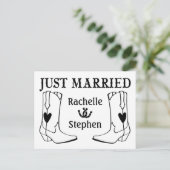 Rustic Just Married Wedding Western Land Black Aankondigingskaart (Staand voorkant)