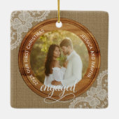 Rustic jute en kant Eerste kerst verloofd Keramisch Ornament (Achterkant)