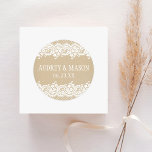 Rustic Kraft and Lace Wedding Monogram Ronde Sticker<br><div class="desc">Bruiloft gunst stickers in ronde vorm beschikken over een monogram van de namen en trouwdatum van de bruid en bruidegom,  een charmant geïllustreerd grensontwerp van wit bloemig en gestippeld kant,  en een achtergrond met een rustieke kraft bruin papier getextureerde uitstraling.</div>