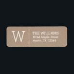 Rustic Kraft Custom Monogram Return Address Etiket<br><div class="desc">Aangepast ontworpen retouradreslabels met strakke, eenvoudige typografie op een robuuste gedrukte achtergrond van kraftpapier. Pas het met uw monogram initiaal, naam en adres of een andere douanetekst aan. Klik aanpassen het om tekstdoopvonten en kleuren te veranderen, resize of bewegingstekst rond om unieke één van een ontwerp van het soortetiket te...</div>