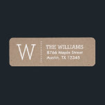 Rustic Kraft Custom Monogram Return Address Etiket<br><div class="desc">Aangepast ontworpen retouradreslabels met strakke, eenvoudige typografie op een robuuste gedrukte achtergrond van kraftpapier. Pas het met uw monogram initiaal, naam en adres of een andere douanetekst aan. Klik aanpassen het om tekstdoopvonten en kleuren te veranderen, resize of bewegingstekst rond om unieke één van een ontwerp van het soortetiket te...</div>