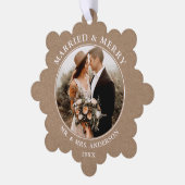 Rustic Kraft Getrouwd en Vrolijk Huwelijk Foto Ornament Kaart (Links)