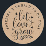 Rustic Kraft Let Love Grow Wedding Seeds Ronde Sticker<br><div class="desc">Rustic Kraft Let Love Grow Wedding Seeds . Voeg een leuke kleur en unieke stijl toe aan je bruiloft of vrijgezellenfeest. Een vrijgezellenfeest-gunsttas is een geweldige aanvulling op partijplanning. Deze unieke tassen zullen gemakkelijk als geschenk worden gebruikt en kunnen als een mooie decoratie dienen op je trouwreceptie of vrijgezellenfeest. Het...</div>