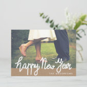 Rustic Kraft Paper Happy Nieuwjaar Typografie Foto Feestdagenkaart (Staand voorkant)