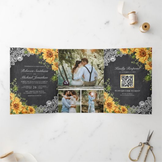 Rustic krijtbord kantwerk zonnebloemen QR-code bru Drieluik Uitnodiging (Binnen)