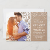 Rustic Lace en Kraft Photo Wedding Invitation Kaart (Voorkant)