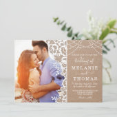 Rustic Lace en Kraft Photo Wedding Invitation Kaart (Staand voorkant)