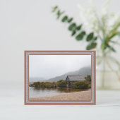 Rustic Lake Cabin Briefkaart - rustige Natuur scen (Staand voorkant)