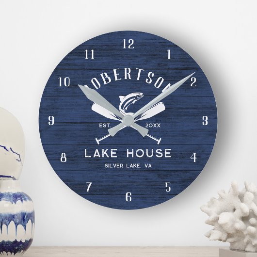 Rustic Lake House Familienaam Blue Wood Clock Ronde Klok