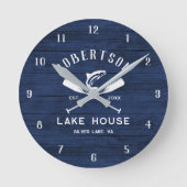 Rustic Lake House Familienaam Blue Wood Clock Ronde Klok (Voorkant)