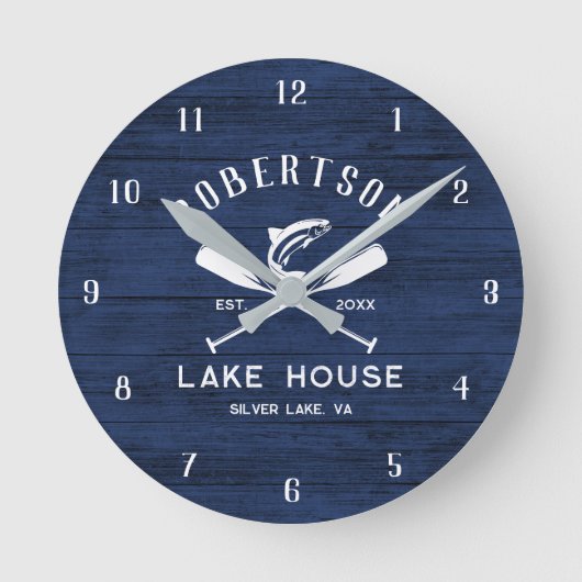 Rustic Lake House Familienaam Blue Wood Clock Ronde Klok (Voorkant)