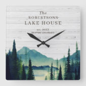 Rustic Lake House | Familienaam Vierkante Klok (Voorkant)