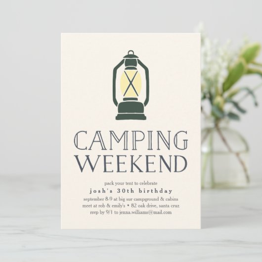 Rustic Lantern Camping Weekend Uitnodiging (Staand voorkant)