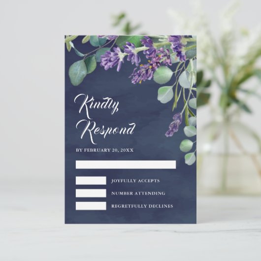 Rustic Lavender en Eucalyptus Navy Blue Wedding RSVP Kaartje (Staand voorkant)