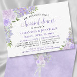 Rustic Lavender Floral Wedding Rehearsal Dinner Kaart<br><div class="desc">Deze mooie uitnodiging voor een repetitief diner is zowel roest als elegant. Het bevat een handgeschilderd ontwerp van de waterverf met rozen, bloesems en tuingroen in de schaduw van lavendel en lila paars. Het heeft informatie over zowel de trouwrepetitie als het feestdiner dat volgt. Ideaal om de bruidspartij op de...</div>