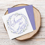 Rustic Lavender Wreath Wedding Save the Date<br><div class="desc">De elegante en bijtende waterverf paarse lavender met klassieke en scripttypografie in het centrum en uw trouwdatum.</div>