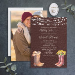 Rustic Leather Boots Pet Country Photo Wedding Kaart<br><div class="desc">Nodig je gasten uit voor je bijtende bruiloft in stijl met deze trendy faux lederen foto bruiloft uitnodiging met snaarverlichting, handschrift en waterverf cowboylaarzen, pet en zonnebloemen. Uw favoriete foto van het verloving wordt getoond op de rug. Hartelijk dank voor uw steun aan ons kleinbedrijf, dat waarderen we echt! We...</div>