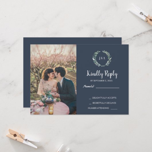 Rustic leaves on wood monogram photo RSVP Wedding Kaart (Voorkant / Achterkant in situ)