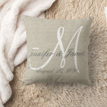 Rustic Linen look with White Monogram Weddenschap Kussen<br><div class="desc">Gepersonaliseerde trouwgift voor newlyweds.Rustic bedrukt linnen blik en witte monogram initiaal kussen met bruid en groomnamen en trouwdatum in een ontwerp van de de bekleding van de manuscriptdoopvont op een PRINTED beige linen fotoeffect achtergrond. Elke Clarke© voor MonogramGallery bij Zazzle. Maakt een groot geschenk voor nieuwe weds. Geweldige trendy, elegante...</div>