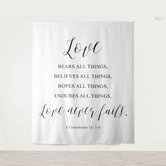 Rustic “Love Never Fails” Wedding  Backdrop Wandkleed (Voorkant)