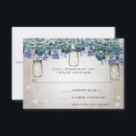 Rustic Luxe Mason Jar Navy Turquoise Peacock RSVP Kaartje<br><div class="desc">RSVP Rustic Luxe Mason Jar Navy Turquoise Peacock Elegant Silver Lights onder de Stars Background Wedding RSVP response cards. Royal Blue tot Navy Peacock Feathers met Mason Jars Hanging van een grillige boom met paukveren, vuurvliegen, staren, en al het glitz dat je krijgt van mousserende garland dat over de top...</div>