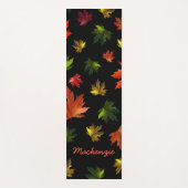Rustic Maple Leaves Pattern met Naam op BLACK Yogamat (Voorkant)