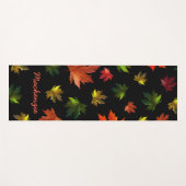 Rustic Maple Leaves Pattern met Naam op BLACK Yogamat (Voorkant (horizontaal))