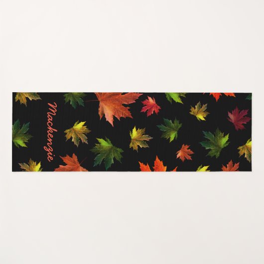 Rustic Maple Leaves Pattern met Naam op BLACK Yogamat (Voorkant (horizontaal))