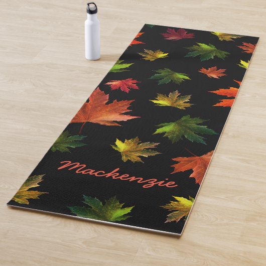 Rustic Maple Leaves Pattern met Naam op BLACK Yogamat (In situ)