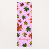 Rustic Maple Leaves Pattern met Naam op PINK Yogamat (Voorkant)
