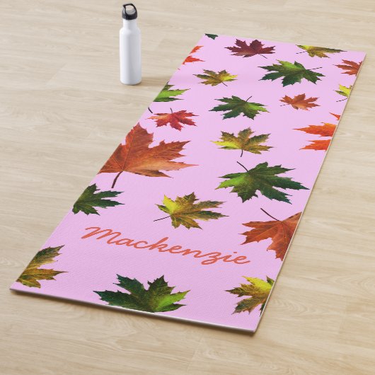 Rustic Maple Leaves Pattern met Naam op PINK Yogamat (In situ)