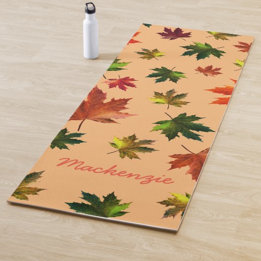 Rustic Maple Leaves Pattern met Name on ORANJE Yogamat (In situ)
