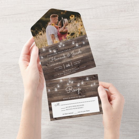 Rustic Mason Jar Barn Wood Foto bruiloft All In One Uitnodiging (Afscheurbaar)