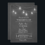 Rustic Mason Jar String Lights Wedding Kaart<br><div class="desc">Rustic Wedding-ontwerp met hangende moeraspotten,  strijklichten op een achtergrond van een krijtbord. Gebruik het gereedschap Aanpassen om uw gegevens toe te voegen. Ga voor meer informatie naar mijn Rustic Mason Jar String Lights Wedding Collectie.</div>