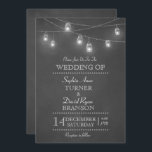 Rustic Mason Jar String Lights Wedding Kaart<br><div class="desc">Rustic Wedding-ontwerp met hangende moeraspotten,  strijklichten op een achtergrond van een krijtbord. Gebruik het gereedschap Aanpassen om uw gegevens toe te voegen. Ga voor meer informatie naar mijn Rustic Mason Jar String Lights Wedding Collectie.</div>