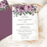 Rustic Mauve Plum Paarse Floral Greenery Wedding Kaart<br><div class="desc">Deze prachtige brutale bruiloft met een mooie paarse florale en groene bouquet. Pas het met uw details gemakkelijk en snel aan,  druk eenvoudig de pas het knoop aan om de stijl en de plaatsing van de tekst verder te herschikken en te formatteren. c) De Happy Cat Studio</div>