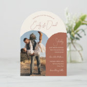Rustic Modern Boog Terracotta Beige Foto Bruiloft Kaart (Staand voorkant)