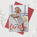 Rustic Modern Calligraphy Red Merry kerst Feestdagen Kaart<br><div class="desc">Vrolijk kerstfeest! Verzend feestelijke groeten dit seizoen van Kerstmis met deze klantgerichte kerstfotokaart. Het is uitgerust met rustige moderne kalligrafie met een feestelijk vakantiepatroon. Personaliseer door een foto,  namen,  jaar en andere details toe te voegen. Deze moderne kalligrafiefoto kerstkaart is beschikbaar in andere kartonnen dozen.</div>
