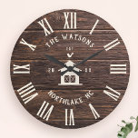 Rustic Modern Farmhouse Custom Name Retro Grote Klok<br><div class="desc">De persoonlijke Familienaam, de stad, de staat en het jaar vestigde de Moderne Klok van de Muur Rustic in een trendy landbouwhuisstijl met roman numeriek klokgezicht, schuurillustratie, en licht wit houten plank/schotel backdrop ontwerp. Perfect geschenk voor nieuwigheden, bruiloft of huisverwarmend cadeau of cadeau van grootouders, of voor een thuismake-up in...</div>