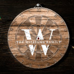 Rustic Modern Monogram Familienaam  Hout Dartbord<br><div class="desc">Deze moderne, rustige dartboard is voorzien van uw gezinsmonogram en heeft een naam op een gedrukte, middelgrote, bruine houten achtergrond in een retro typografische vormgeving. Pas dit aan met uw familienaam en initiaal en maak dit uw eigen unieke koepel voor de boerderijstijl van het meer huis, familiehuisje of landhut -...</div>