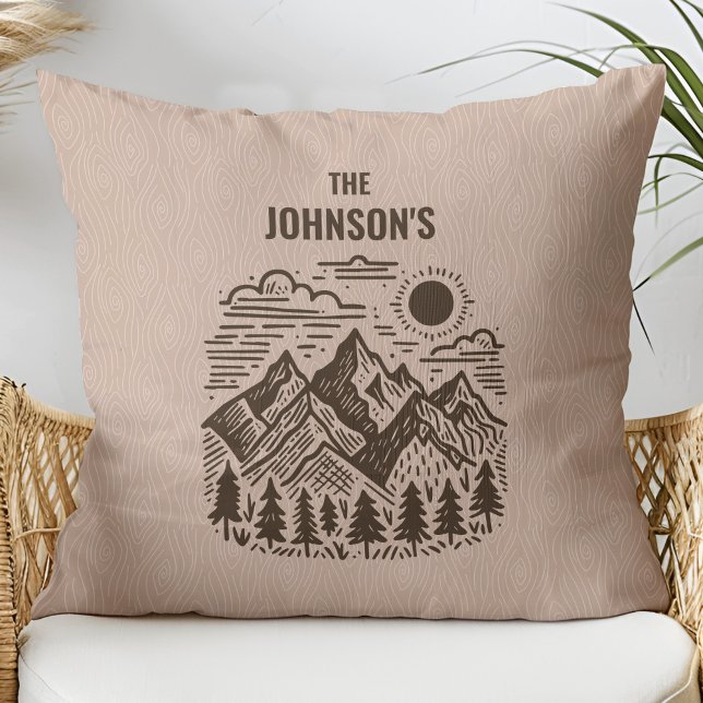 Rustic Modern Mountains Custom Kussen (Rustic Modern Mountains with Faux Wood Texture Custom Family Name Throw Pillow)