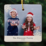 Rustic Modern Photo Snowflake Familienaam Ceramic Keramisch Ornament<br><div class="desc">Fotoversiering met supermoderne papercut-sneeuwvlokken en je eigen familienaam en jaar. Op de achterkant is er nog een snowflake van de Krachtigpapercut op trendy stoffige groene.</div>