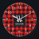 Rustic Modern Red Buffalo Betaald monogram Grote Klok<br><div class="desc">Moderne rustige,  felrode en zwarte,  gecontroleerde buffelvlekklok met aanpasbaar familiemonogram en naam,  zou geweldig werken voor een rooskleurige boerderijstijl thuis,  hut,  of voor het decor van het vakantieseizoen en/of een persoonlijk cadeau.</div>